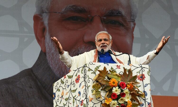 Indian Prime Minister Narinder Modi addresses a public rally in Srinagar on November 7, 2015.  Prime Minister Narendra Modi announced a 12 billion dollar financial assistance to Indian-administered Kashmir more than a year after deadly floods devastated parts of the disputed Himalayan region.     AFP PHOTO/ Tauseef MUSTAFA