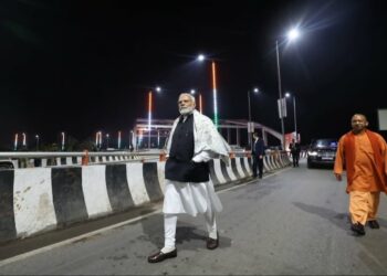 രാത്രിയിൽ റോഡ് പരിശോധിച്ച് പ്രധാനമന്ത്രിയും യോഗിയും; നിരവധി വികസന പദ്ധതികൾക്ക് ഇന്ന് തുടക്കം കുറിക്കും