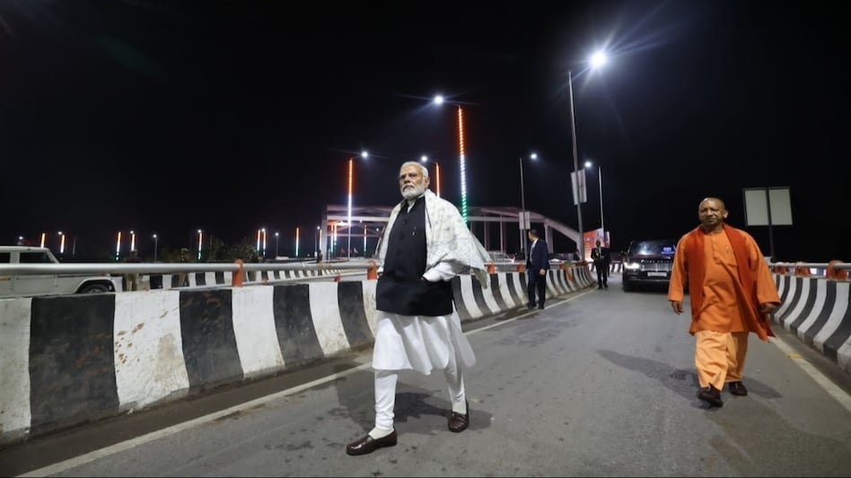 രാത്രിയിൽ റോഡ് പരിശോധിച്ച് പ്രധാനമന്ത്രിയും യോഗിയും; നിരവധി വികസന പദ്ധതികൾക്ക് ഇന്ന് തുടക്കം കുറിക്കും