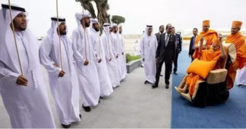 യുഎയിലേക്ക് സ്വാഗതം താങ്കളുടെ സാന്നിധ്യത്താൽ   ഞങ്ങളുടെ രാഷ്ട്രം അനുഗ്രഹീതമാണ് ; സ്വാമി മഹന്ത്  മഹാരാജിന് അബുദാബിയിൽ വൻവരവേൽപ്പ്