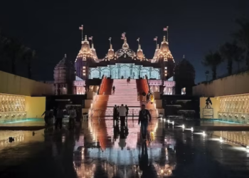 മോദിയെ വരവേൽക്കാൻ ഒരുങ്ങി അബുദാബി; കനത്ത മഴയെ അവ​ഗണിച്ചും ബാപ്പ്സ് ഹിന്ദു മന്ദിറിൽ പൂജാചടങ്ങുകൾ നടത്തി ഭക്തർ