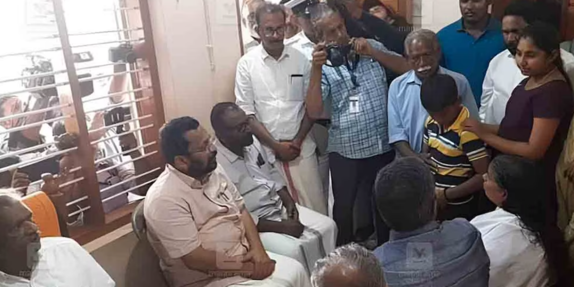 ‘നിങ്ങൾക്ക് മൃഗങ്ങൾ വോട്ട് ചെയ്താൽ മതിയോ?’: വയനാട്ടിൽ എത്തിയ മന്ത്രിപടയോട് അജീഷിന്റെ മകൻ അലൻ