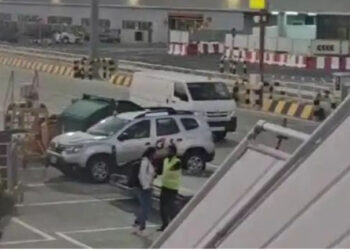 ചെക്കിംഗ് കഴിഞ്ഞ ശേഷം വിമാനത്തിൽ നിന്ന് ഇറങ്ങി ഓടി മലയാളി യുവതി