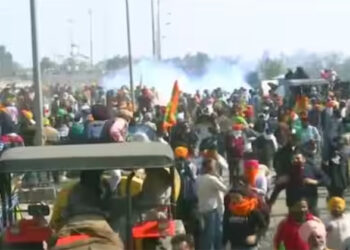 സമരം അക്രമാസക്തമായി; കർഷകരെ പോലീസ് തല്ലിയോടിച്ചു.