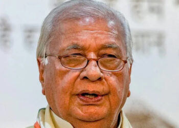 ഗവർണറെ കരിങ്കൊടി കാണിച്ചവരെ പോലീസ് കസ്റ്റഡിയിൽ നിന്നും മോചിപ്പിച്ചു; എസ്എഫ്ഐ, ഡിവൈഎഫ്ഐ പ്രവർത്തകർക്കെതിരെ കേസെടുത്ത് പൊലീസ് .