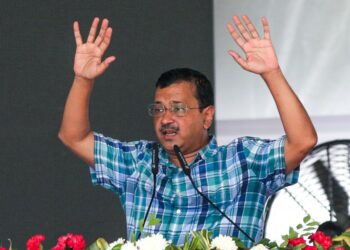 വിലങ്ങിട്ട് ഇഡി; അരവിന്ദ് കെജ്‍രിവാൾ അറസ്റ്റിൽ