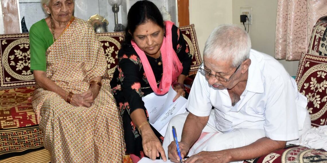 ചരിത്രനിമിഷം: 85 വയസിന് മുകളിൽ പ്രായമായവർക്കും വികലാംഗർക്കും വീട്ടിലിരുന്ന് വോട്ട് ചെയ്യാം