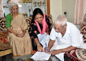 ചരിത്രനിമിഷം: 85 വയസിന് മുകളിൽ പ്രായമായവർക്കും വികലാംഗർക്കും വീട്ടിലിരുന്ന് വോട്ട് ചെയ്യാം