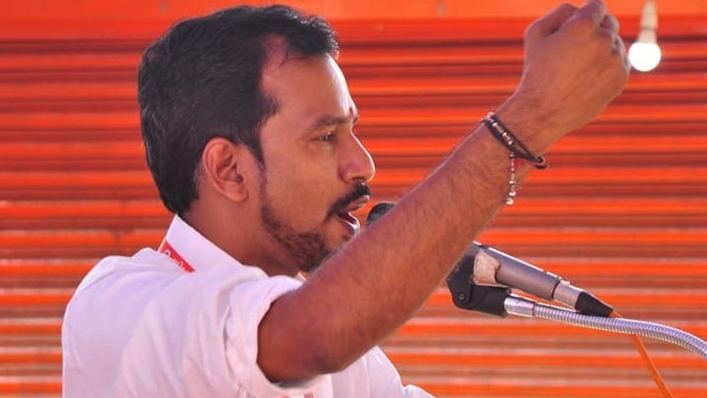 മുലപ്പാൽ കുടിച്ച് വളർന്നവർ യൂത്ത് കോൺഗ്രസിലുണ്ടെങ്കിൽ പത്മജയെ തടഞ്ഞൊന്ന് കാണിക്ക്; അഡ്വ: പ്രകാശ് ബാബു