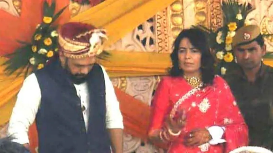 ഗ്യാങ്സ്റ്റർ വിവാഹം! റിവോൾവർ റാണിയെ മിന്നുകെട്ടി കലാ ജതേഡി, സുരക്ഷയ്ക്ക് 200ൽ അധികം പോലീസും