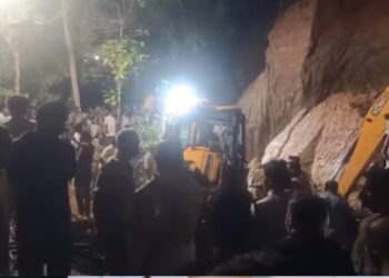 പേപ്പതിയിൽ മണ്ണിടിഞ്ഞ് വീണ് അപകടം; 3 അതിഥി തൊഴിലാളികൾ മരിച്ചു