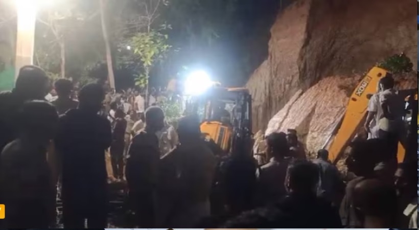 പേപ്പതിയിൽ മണ്ണിടിഞ്ഞ് വീണ് അപകടം; 3 അതിഥി തൊഴിലാളികൾ മരിച്ചു