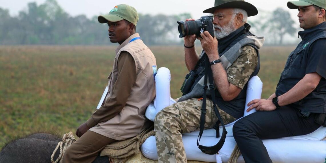 കാസിരംഗ ദേശീയ ഉദ്യാനത്തിൽ ആനപ്പുറത്തേറി മോദി; 1957ന് ശേഷം ദേശിയോദ്യാനം സന്ദർശിക്കുന്ന ആദ്യ പ്രധാനമന്ത്രി