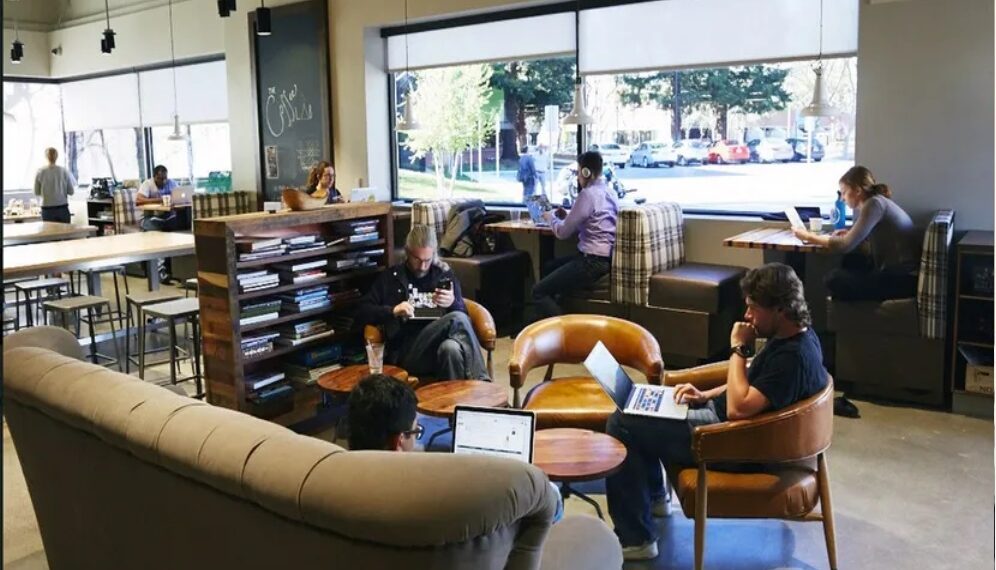 ഓഫീസിൽ വൈഫൈ ലഭിക്കുന്നില്ലെന്ന് ജീവനക്കാർ; ചായക്കടയിൽ പോയിരുന്ന് ജോലി ചെയ്യണമെന്ന് ​ഗൂ​ഗിൾ