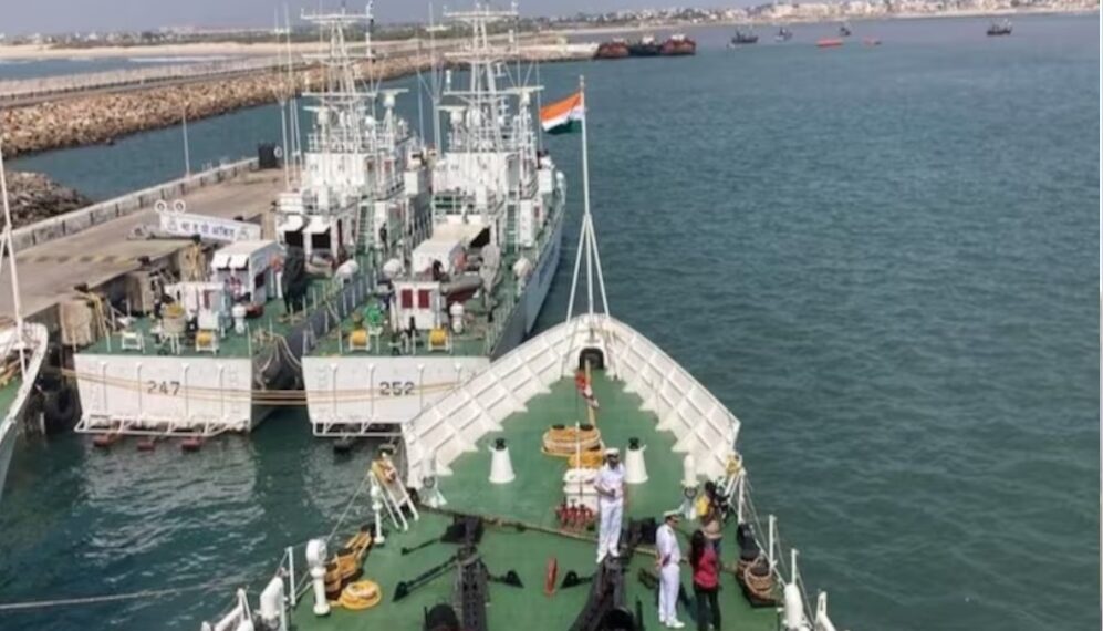 ഗുജറാത്ത് തീരത്ത് വൻ ലഹരി വേട്ട: 450 കോടിയുടെ മയക്കുമരുന്നുമായി ആറ് പാക് പൗരന്മാർ അറസ്റ്റിൽ