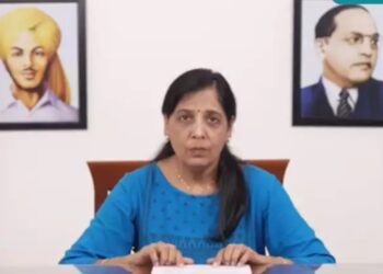 കെജ്രിവാളിന്റെ ഭാര്യ മുഖ്യമന്ത്രിയാകാനുള്ള പരിശ്രമത്തിൽ’: കേന്ദ്രമന്ത്രി ഹർദീപ് സിങ് പുരി