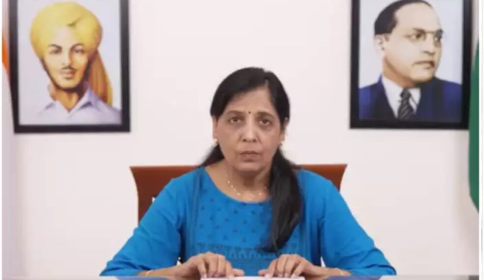 കെജ്രിവാളിന്റെ ഭാര്യ മുഖ്യമന്ത്രിയാകാനുള്ള പരിശ്രമത്തിൽ’: കേന്ദ്രമന്ത്രി ഹർദീപ് സിങ് പുരി