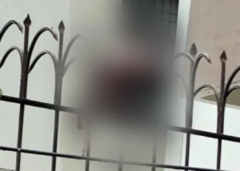 നവജാത ശിശുവിന്റെ മൃതദേഹം ചുറ്റുമതിലിന്റെ ഗ്രില്ലിൽ തറച്ച നിലയിൽ; കെട്ടിടത്തിന് മുകളിൽ നിന്ന് എറിഞ്ഞതാകാമെന്ന് പോലീസ്