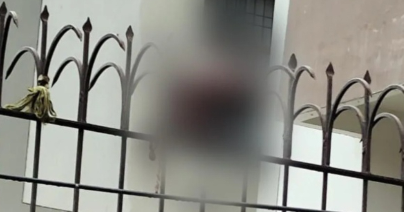 നവജാത ശിശുവിന്റെ മൃതദേഹം ചുറ്റുമതിലിന്റെ ഗ്രില്ലിൽ തറച്ച നിലയിൽ; കെട്ടിടത്തിന് മുകളിൽ നിന്ന് എറിഞ്ഞതാകാമെന്ന് പോലീസ്