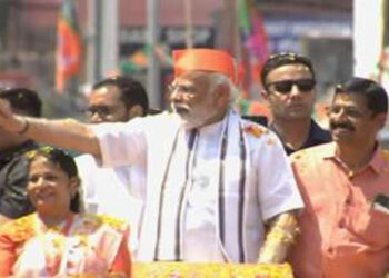 പാലക്കാട് നഗരത്തെ ഇളക്കിമറിച്ച് പ്രധാനമന്ത്രിയുടെ റോഡ് ഷോ; പ്രവർത്തകരെ അഭിവാദ്യം ചെയ്ത് മോദി