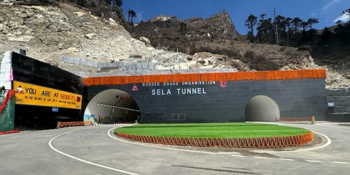 13,700 അടി ഉയരത്തില്‍ ലോകത്തെ ഏറ്റവും നീളം കൂടിയ ബൈ ലെയിന്‍ ടണല്‍ ഉദ്ഘാടനം ചെയ്ത് മോദി