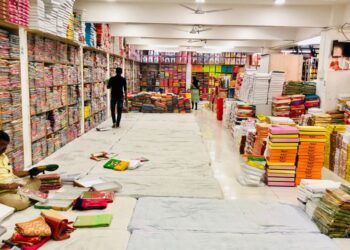 സംസ്ഥാനത്ത് ടെക്സ്റ്റൈൽ ഷോറൂമുകളിൽ മിന്നൽ പരിശോധന: കണ്ടെത്തിയത് മുന്നൂറോളം നിയമലംഘനങ്ങൾ