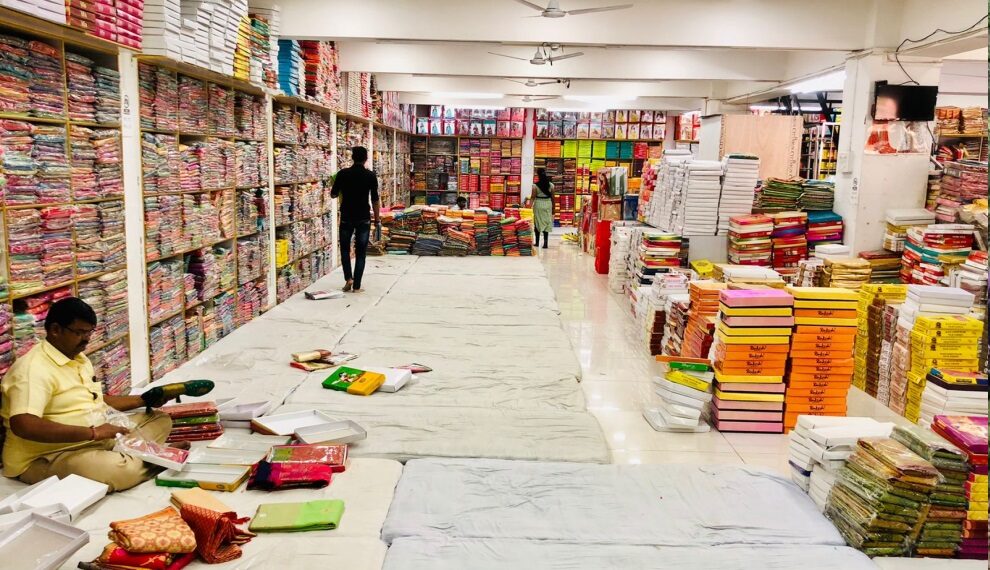 സംസ്ഥാനത്ത് ടെക്സ്റ്റൈൽ ഷോറൂമുകളിൽ മിന്നൽ പരിശോധന: കണ്ടെത്തിയത് മുന്നൂറോളം നിയമലംഘനങ്ങൾ