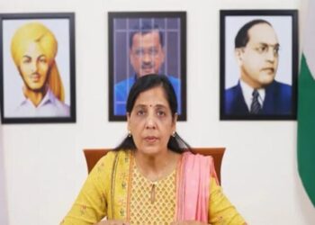 ഭഗത് സിംഗിനൊപ്പം കെജ്രിവാളിന്റെ ഫോട്ടോ; സുനിത കെജ്‌രിവാളിനെതിരെ ഭഗത് സിംഗിന്റെ കൊച്ചുമകൻ യാദവേന്ദ്ര സിംഗ്