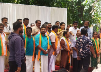 മുരളീ മന്ദിരത്തില്‍ വച്ച് 35ഓളം യൂത്ത് കോണ്‍ഗ്രസ് പ്രവര്‍ത്തകര്‍ ബിജെപിയിലേക്ക്; കൂടുതല്‍ പേര്‍ എത്തുമെന്ന് പദ്മജ