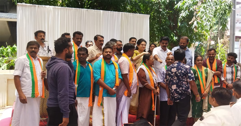 മുരളീ മന്ദിരത്തില്‍ വച്ച് 35ഓളം യൂത്ത് കോണ്‍ഗ്രസ് പ്രവര്‍ത്തകര്‍ ബിജെപിയിലേക്ക്; കൂടുതല്‍ പേര്‍ എത്തുമെന്ന് പദ്മജ