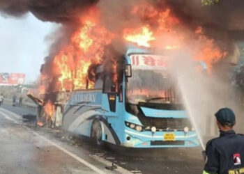 യാത്രക്കിടെ ബസ് കത്തിയമര്ന്നു; തലനാരിഴയ്ക്ക് രക്ഷപ്പെട്ട് യാത്രക്കാര്