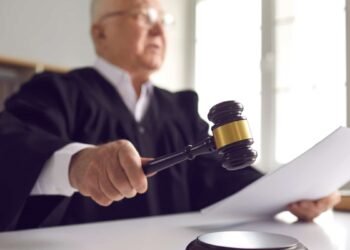 ബലാത്സം​ഗകേസിലെ ഇരയോട് ശരീരത്തിലെ മുറിവുകൾ കാണിക്കാൻ ആവശ്യപ്പെട്ടു ; ജഡ്ജിക്കെതിരെ കേസ്