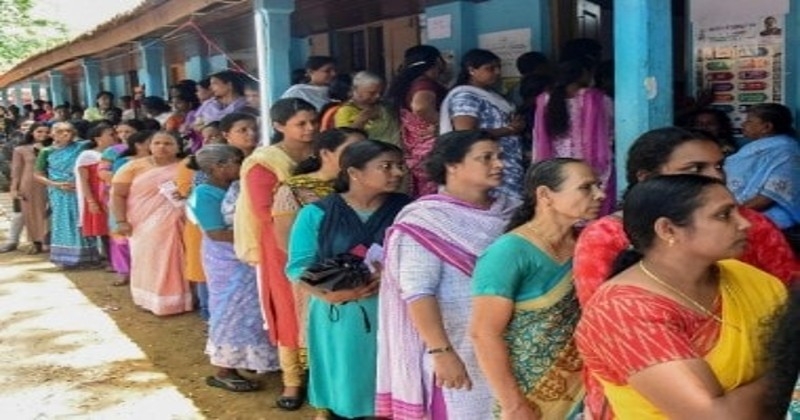 ‘വിധിയെഴുതി കേരളം’; സമയപരിധി കഴിഞ്ഞു, ആറ് മണിവരെയെത്തിയവർക്ക് ടോക്കൺ നൽകി