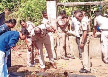 കാടുപിടിച്ചുകിടന്ന പുരയിടത്തിലെ കിണറ്റിൽ സ്ത്രീയുടെ അസ്ഥികൂടം