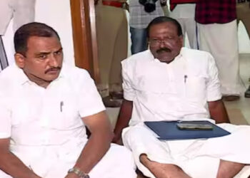 പത്രിക സമര്‍പ്പിക്കാൻ ആദ്യ ടോക്കൺ കിട്ടിയില്ല; കുത്തിയിരിപ്പ് പ്രതിഷേധവുമായി രാജ്മോഹന്‍ ഉണ്ണിത്താന്‍