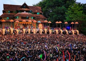 നിര്‍ത്തിവെച്ച തൃശൂര്‍ പൂരം വെടിക്കെട്ട് ആരംഭിച്ചു; പാറമേക്കാവ് വിഭാഗത്തിന്റെ വെടിക്കെട്ട് അവസാനിച്ചു, ഉടന്‍ തിരുവമ്പാടി വിഭാഗം വെടിക്കെട്ടും ആരംഭിക്കും.