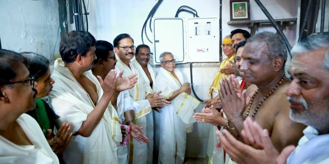 ‘ഭക്തർക്കിനി മനസ് മാത്രമല്ല, ശരീരവും കുളിരെ കണ്ണനെ കണ്ടു തൊഴാം’; ഗുരുവായൂർ ക്ഷേത്രത്തിൽ ശീതീകരണ സംവിധാനം സ്ഥാപിച്ചു