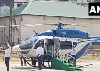 ഹെലികോപ്റ്ററില് ഇരിക്കുന്നതിനിടെ വീണ് മമതാ ബാനര്ജിക്ക് പരിക്ക്