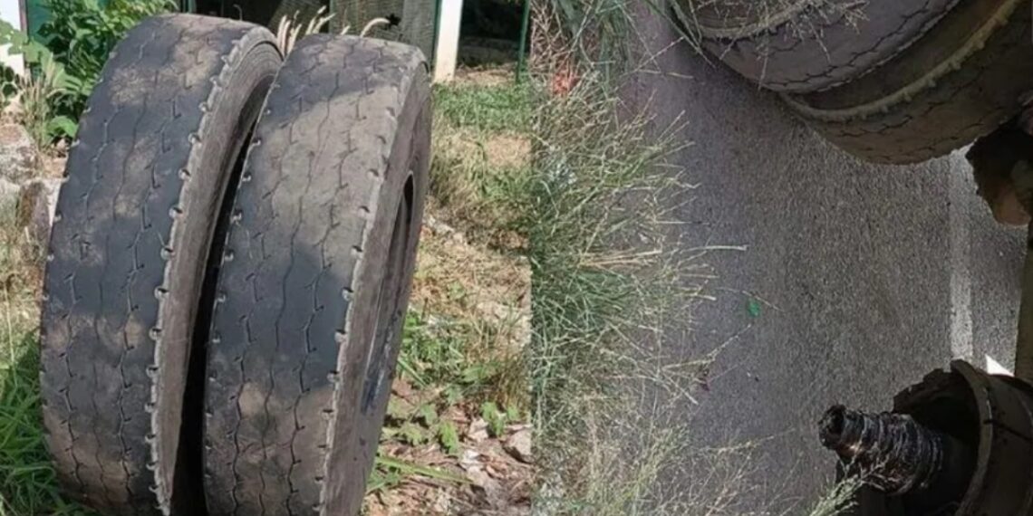 തൃശ്ശൂരിൽ കണ്ടെയ്നർ ലോറിയുടെ ടയർ ഊരിത്തെറിച്ച് അപകടം ; ഫാസ് ടാഗ് കൗണ്ടറിൽ ഇരുന്ന യുവാവ് മരിച്ചു