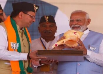 രുദ്രാപൂർ റാലിക്കിടെ പ്രധാനമന്ത്രിക്ക് ശംഖ് സമ്മാനിച്ച് ഉത്തരാഖണ്ഡ് മുഖ്യമന്ത്രി