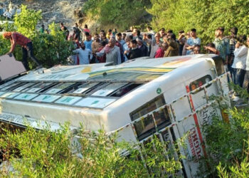 ബസ് മലയിടുക്കിലേക്ക് മറിഞ്ഞ് മരണം; ഏഴ് മരണം