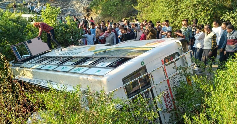 ബസ് മലയിടുക്കിലേക്ക് മറിഞ്ഞ് മരണം; ഏഴ് മരണം