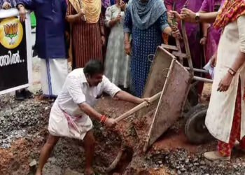 സ്മാർട്ട് സിറ്റി റോഡ് നിർമാണം ഇഴയുന്നു; തലസ്ഥാനത്ത് റോഡിലെ കുഴികള് അടച്ച് ബിജെപി കൗണ്സിലര്മാരുടെ പ്രതിഷേധം