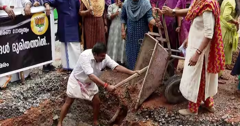 സ്മാർട്ട് സിറ്റി റോഡ് നിർമാണം ഇഴയുന്നു; തലസ്ഥാനത്ത് റോഡിലെ കുഴികള് അടച്ച് ബിജെപി കൗണ്സിലര്മാരുടെ പ്രതിഷേധം