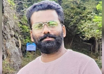 റിപ്പോർട്ടിങ്ങിനിടെ കാട്ടാന ആക്രമണം; മാതൃഭൂമി ന്യൂസ് ക്യാമറാമാൻ എ.വി മുകേഷ് അന്തരിച്ചു