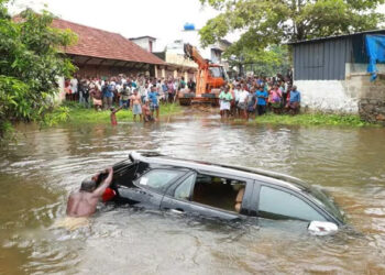 ഗൂഗിള്‍ മാപ്പ് ചതിച്ചു: കോട്ടയത്ത് കാര്‍ തോട്ടില്‍ വീണു, യാത്രക്കാരെ രക്ഷപ്പെടുത്തി നാട്ടുകാര്‍