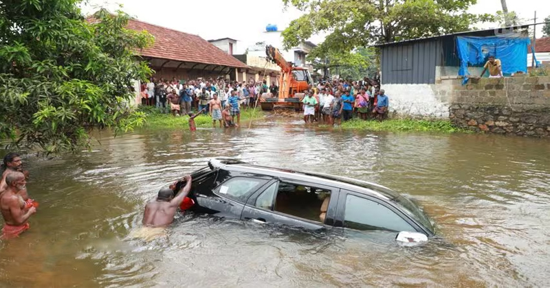 ഗൂഗിള്‍ മാപ്പ് ചതിച്ചു: കോട്ടയത്ത് കാര്‍ തോട്ടില്‍ വീണു, യാത്രക്കാരെ രക്ഷപ്പെടുത്തി നാട്ടുകാര്‍