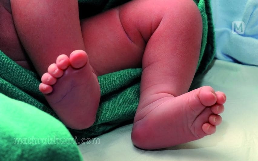 എറണാകുളത്ത് ഹോസ്റ്റലിലെ ശുചിമുറിയില്‍ യുവതി പ്രസവിച്ചു; ഗര്‍ഭം ധരിച്ചത് കാമുകനില്‍നിന്നാണെന്ന് മൊഴി