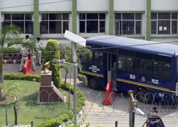 ഡല്‍ഹിയിലെ ബോംബ് ഭീഷണി വ്യാജം; ഉറവിടം കണ്ടെത്തിയതായി ഗവർണർ