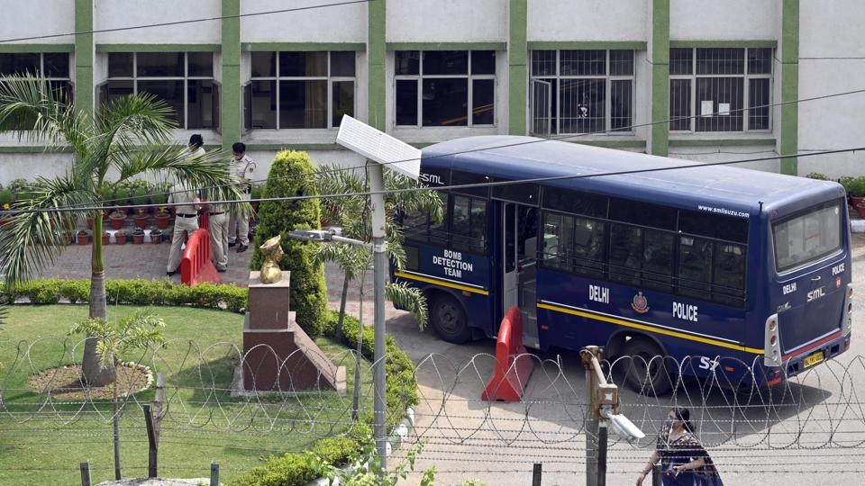 ഡല്‍ഹിയിലെ ബോംബ് ഭീഷണി വ്യാജം; ഉറവിടം കണ്ടെത്തിയതായി ഗവർണർ